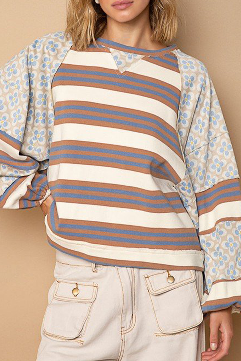 Sudadera informal con cuello redondo, estampado de rayas y flores en contraste