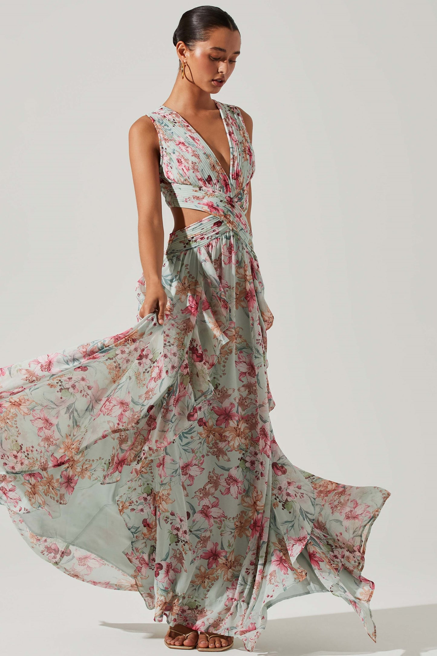 Vestido largo floral con escote en V, plisado, abertura y volantes en el bajo