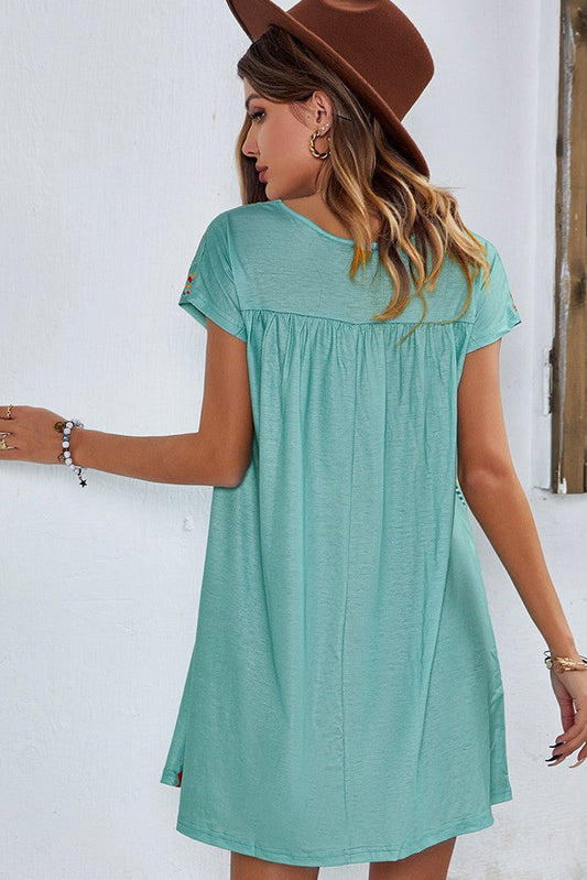 Minivestido verde con bordado floral