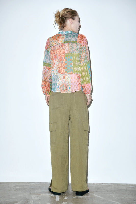 Blusa con bloques de colores florales