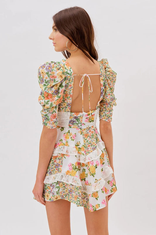 Minivestido floral con escote en V, mangas abullonadas y dobladillo con volantes