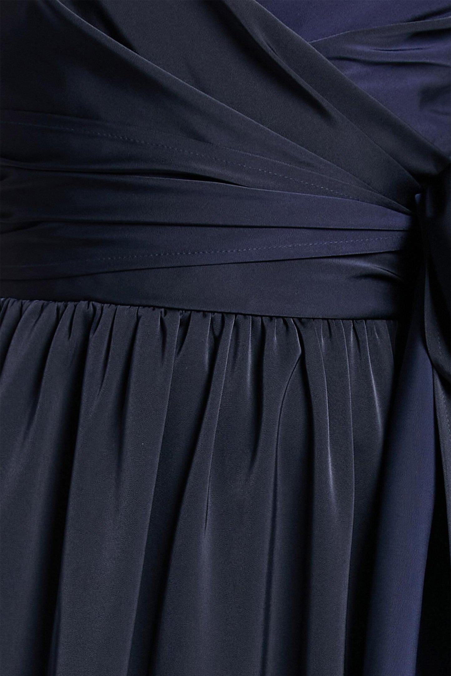 Vestido largo azul con escote en V, plisado, cruzado y abertura con cordones