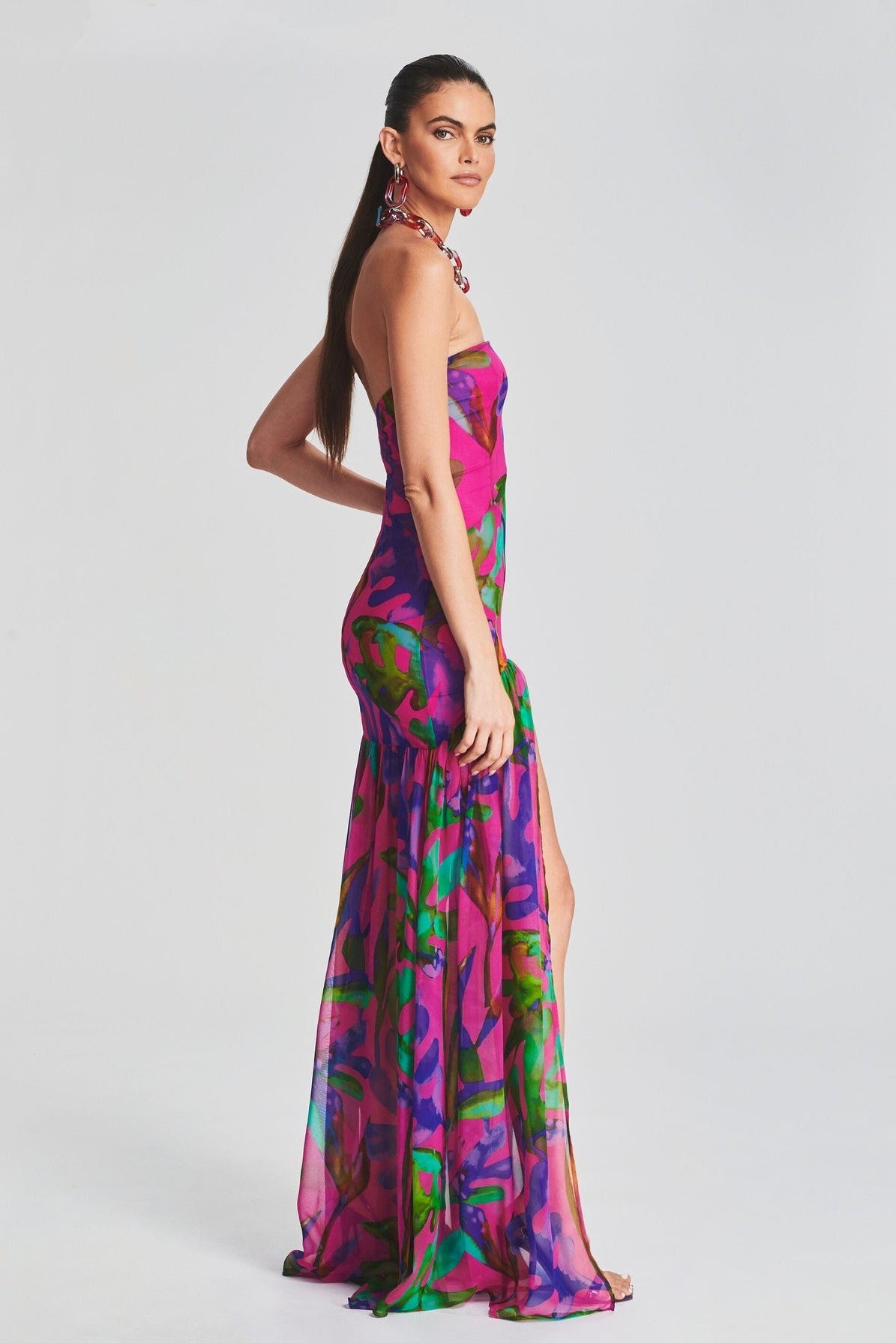 Vestido largo floral con escote tubo y espalda descubierta