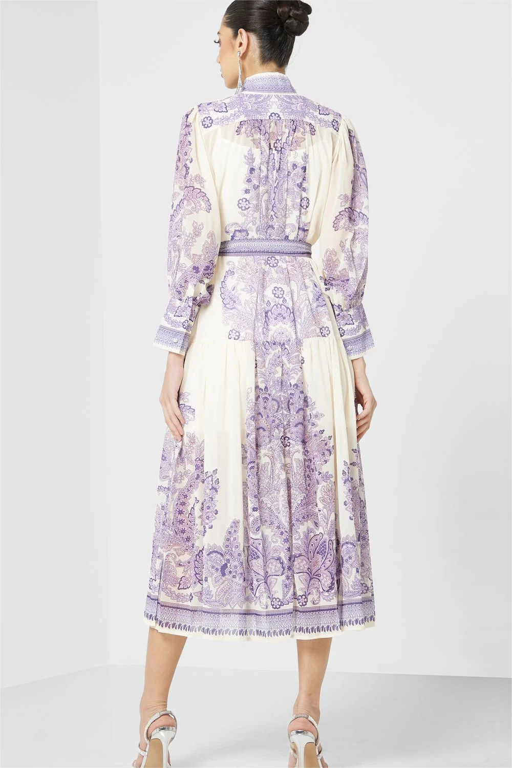 Vestido midi con cuello alto, botones, cordones y manga larga estampado
