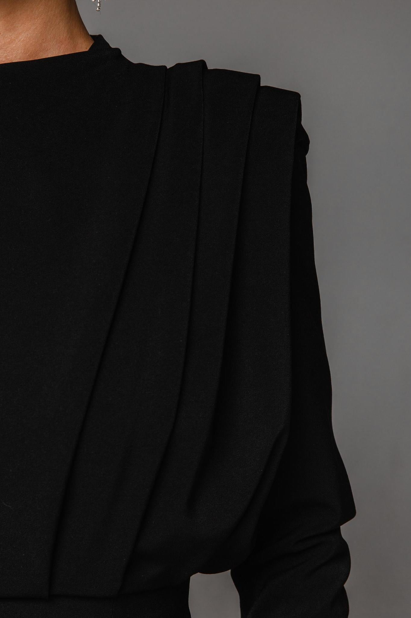 Vestido largo plisado con abertura en la cintura y manga larga con cuello alto