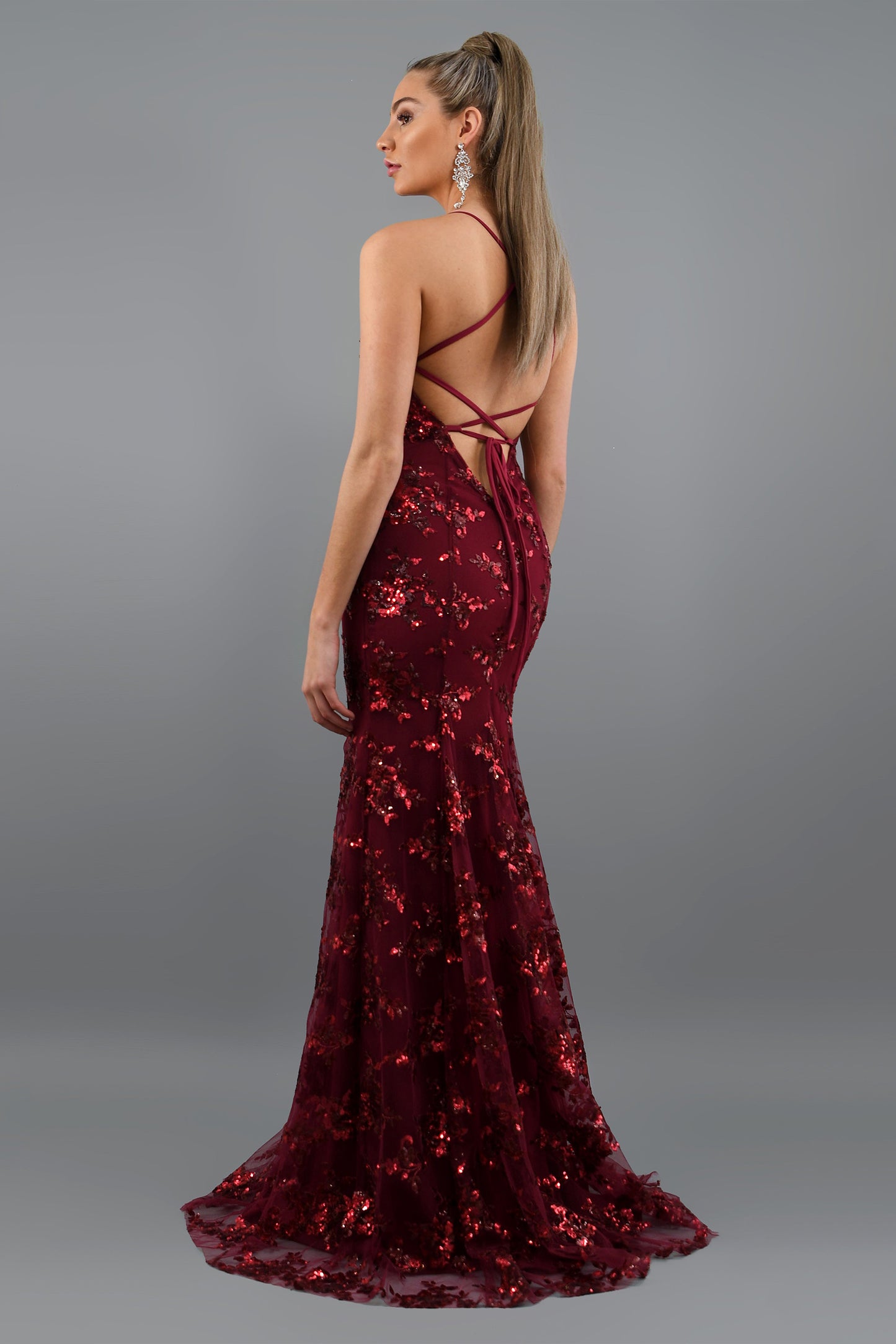 Vestido largo rojo con escote en V y espalda descubierta con lentejuelas