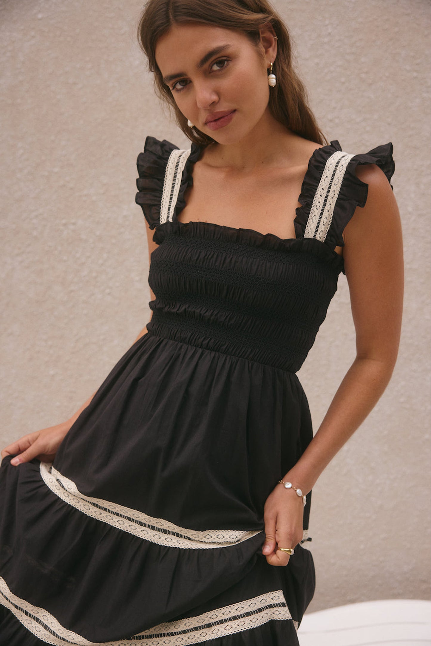 Vestido midi sin mangas con volantes y encaje fruncido