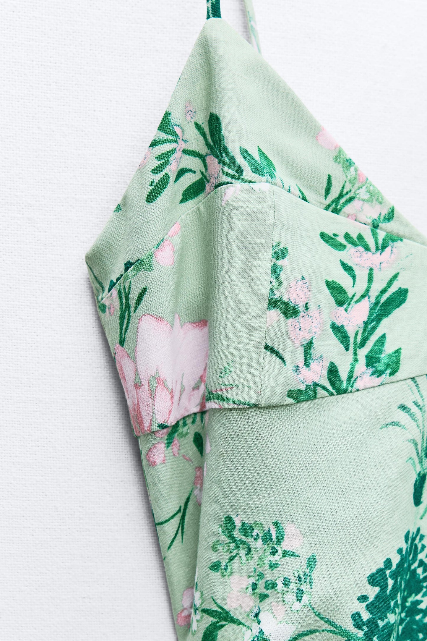 Vestido midi sin mangas con abertura floral