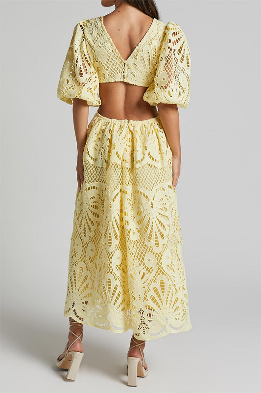 Vestido midi de encaje con escote en V y aberturas en amarillo