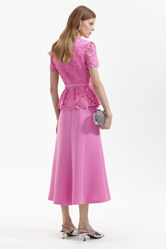 Vestido midi de encaje con escote cuadrado y cinturón