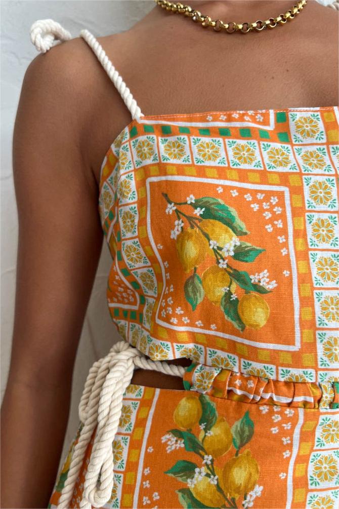 Vestido midi sin mangas con estampado de frutas