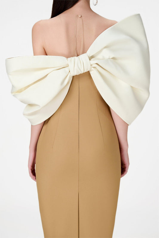 Vestido midi asimétrico con hombros descubiertos y lazo