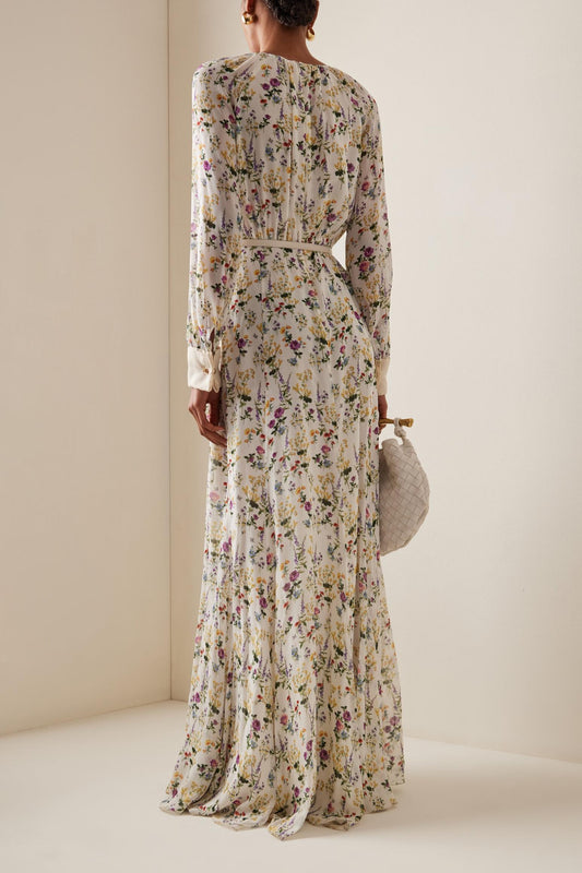 Vestido largo de cuello redondo con pliegues florales y cinturón