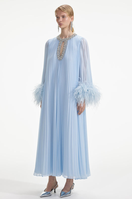 Vestido midi plisado con plumas y diamantes de imitación en azul