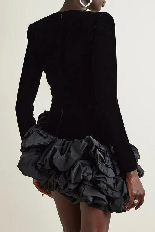 Minivestido de terciopelo liso con volantes y mangas largas
