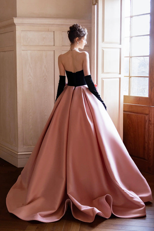 Vestido midi sin mangas con lazo de terciopelo y guantes