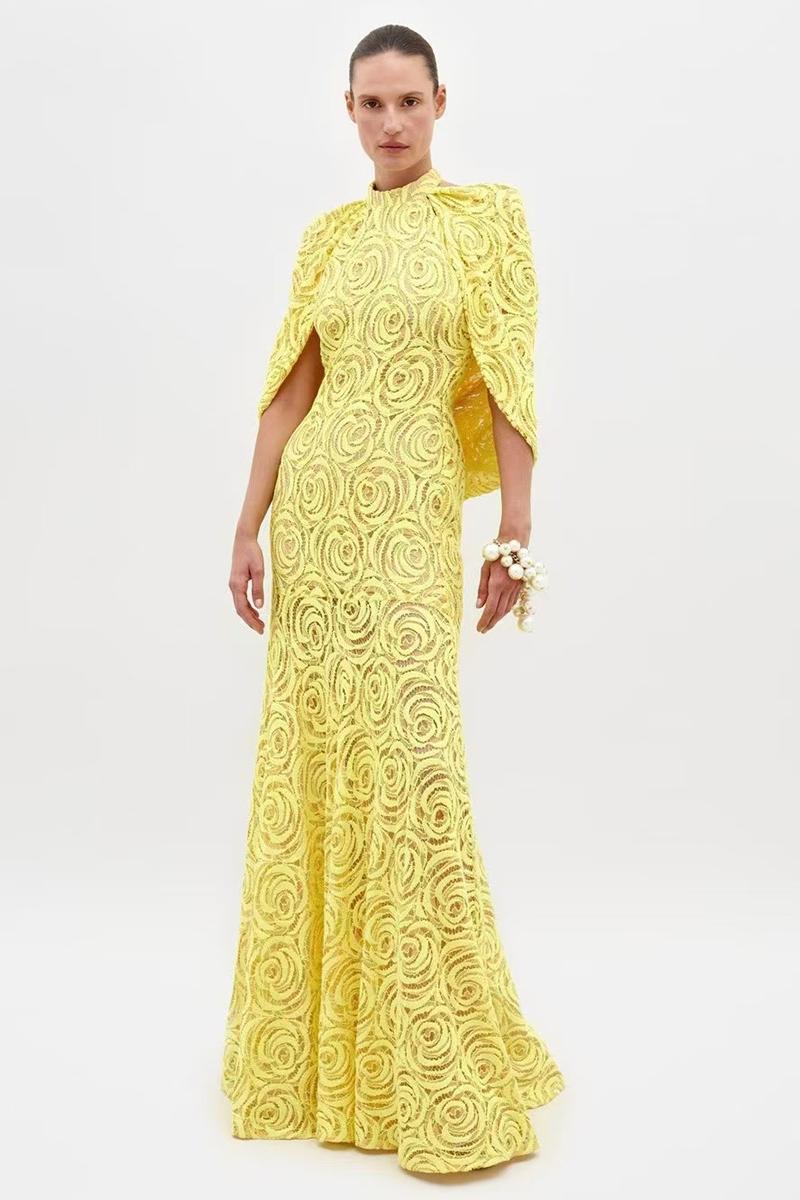Vestido largo con cuello halter y capa bordada
