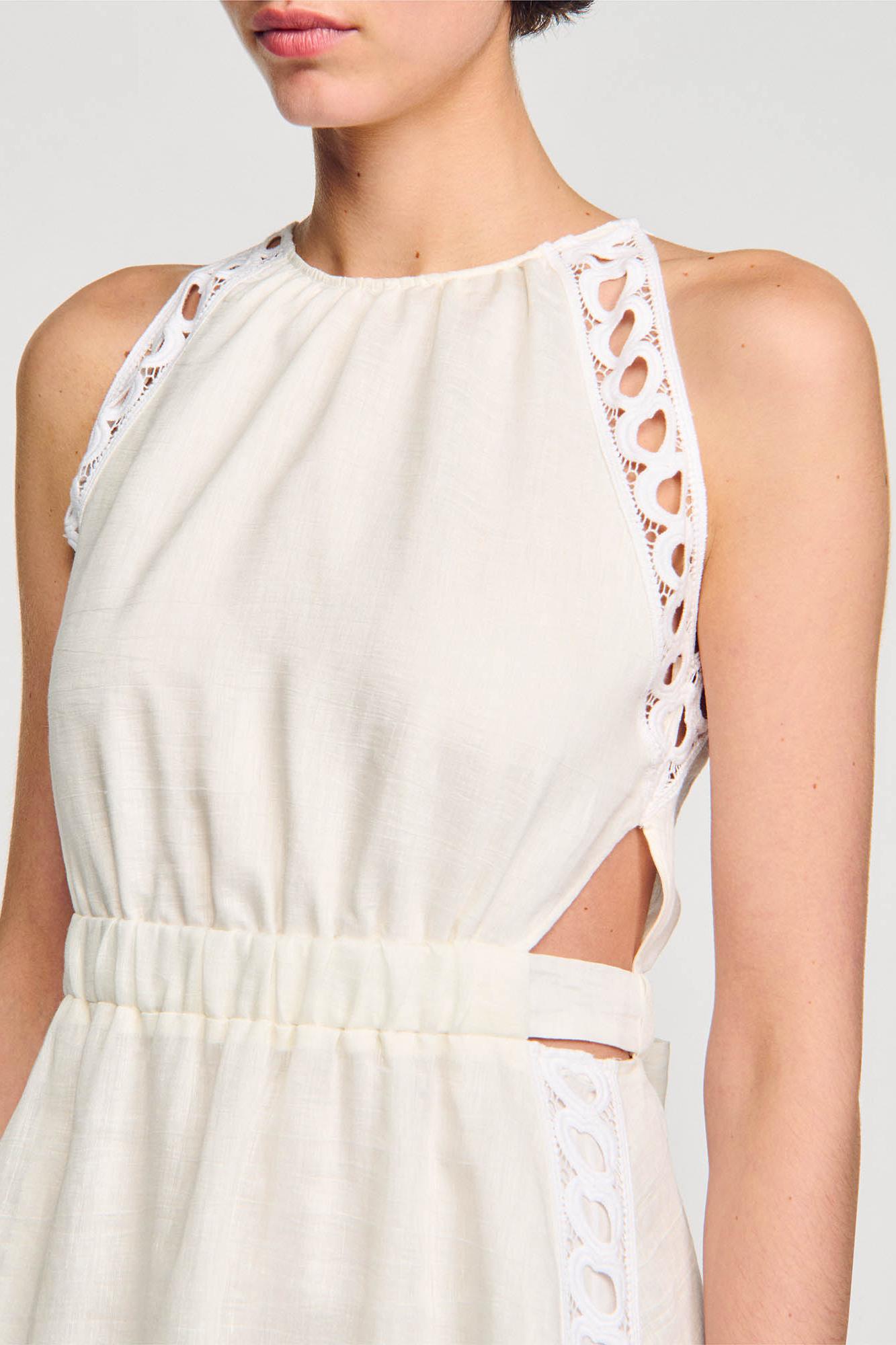 Vestido midi con cuello halter y encaje en forma de corazón