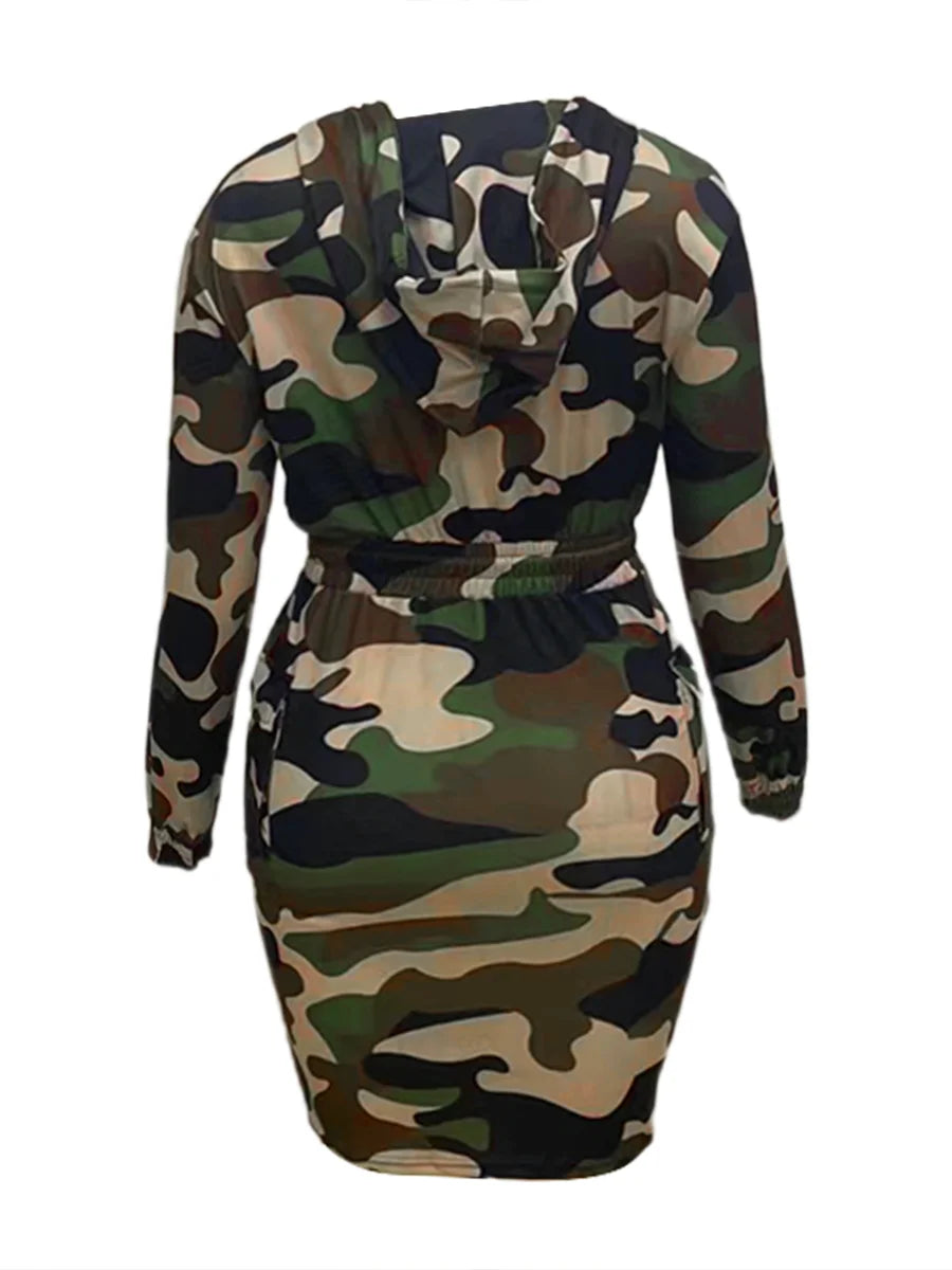 Vestido cargo con bolsillos laterales y estampado de camuflaje de talla grande para mujer Otoño 2025