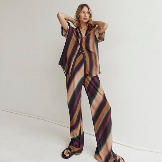 Conjunto de dos piezas de camisa y pantalones de cintura alta con estampado a rayas de manga cinco cuartos para mujer
