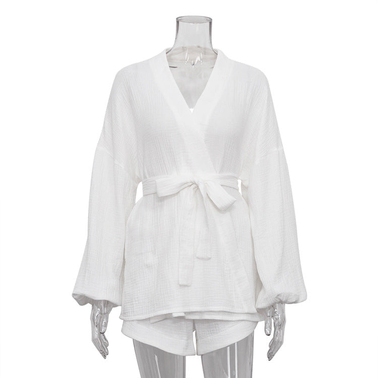 Conjunto de dos piezas de top blanco con cordones y pantalones cortos de cintura alta holgados e informales de verano.
