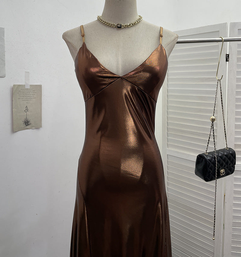 Vestido sexy de tirantes con relleno en el pecho y color metal líquido