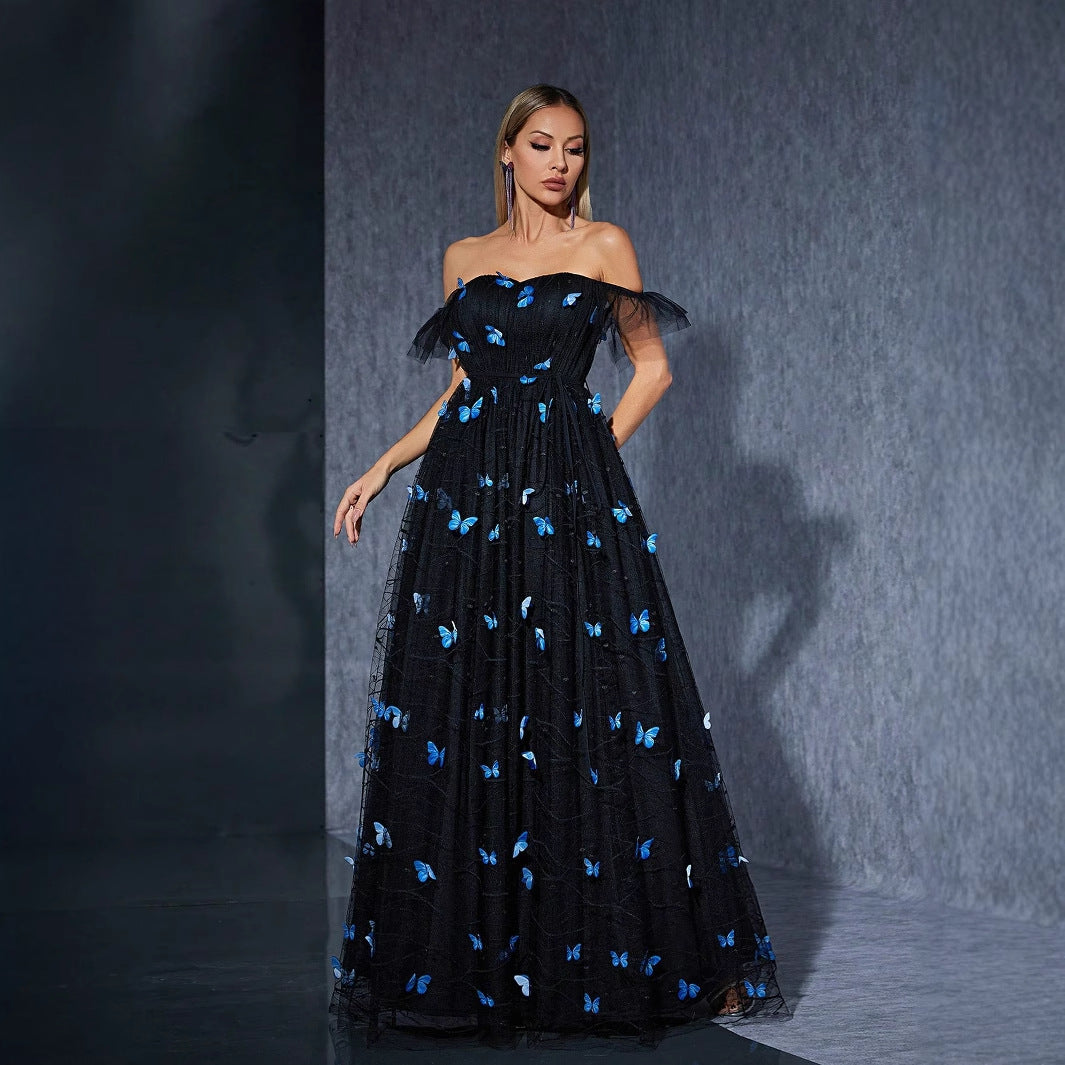 Vestido negro con hombros descubiertos y malla bordada con mariposas para cóctel o noche