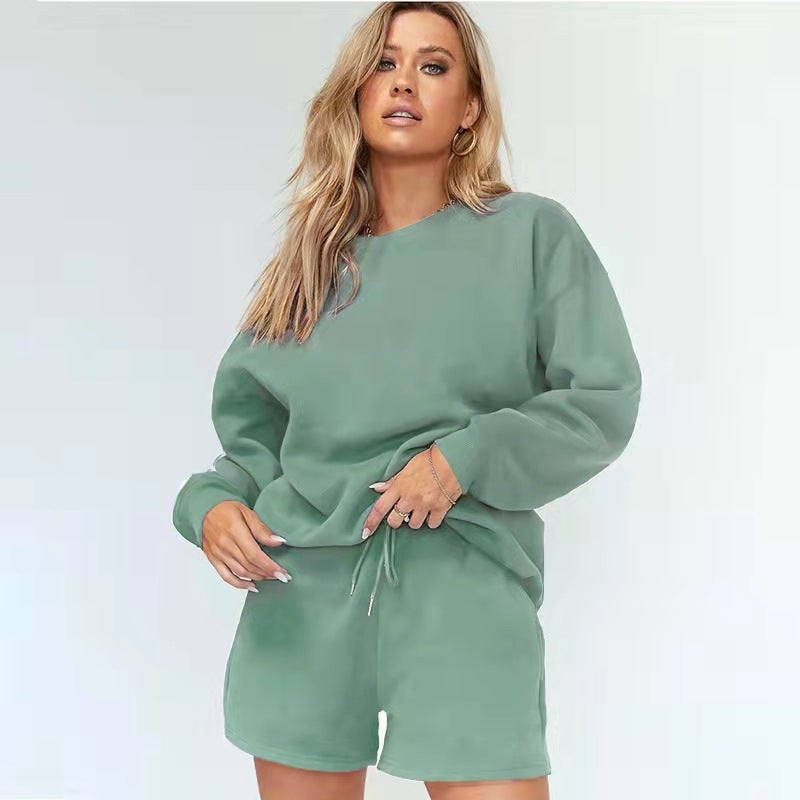 Traje informal de mujer con cuello redondo y ribete de canalé de color liso, capucha cepillada, bolsillos laterales y pantalones cortos