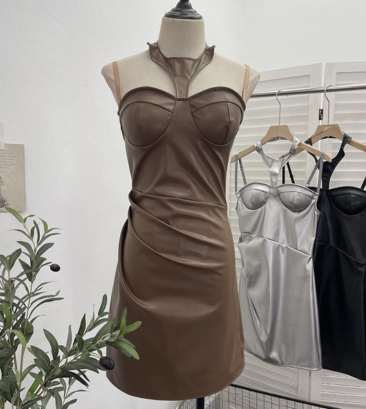 Vestido sexy con tirantes finos y cuello halter con almohadillas para el pecho y volantes en la cadera de cuero sintético.