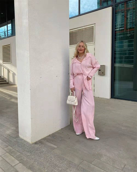 Traje informal plisado, suelto, con textura de color sólido para primavera y verano.