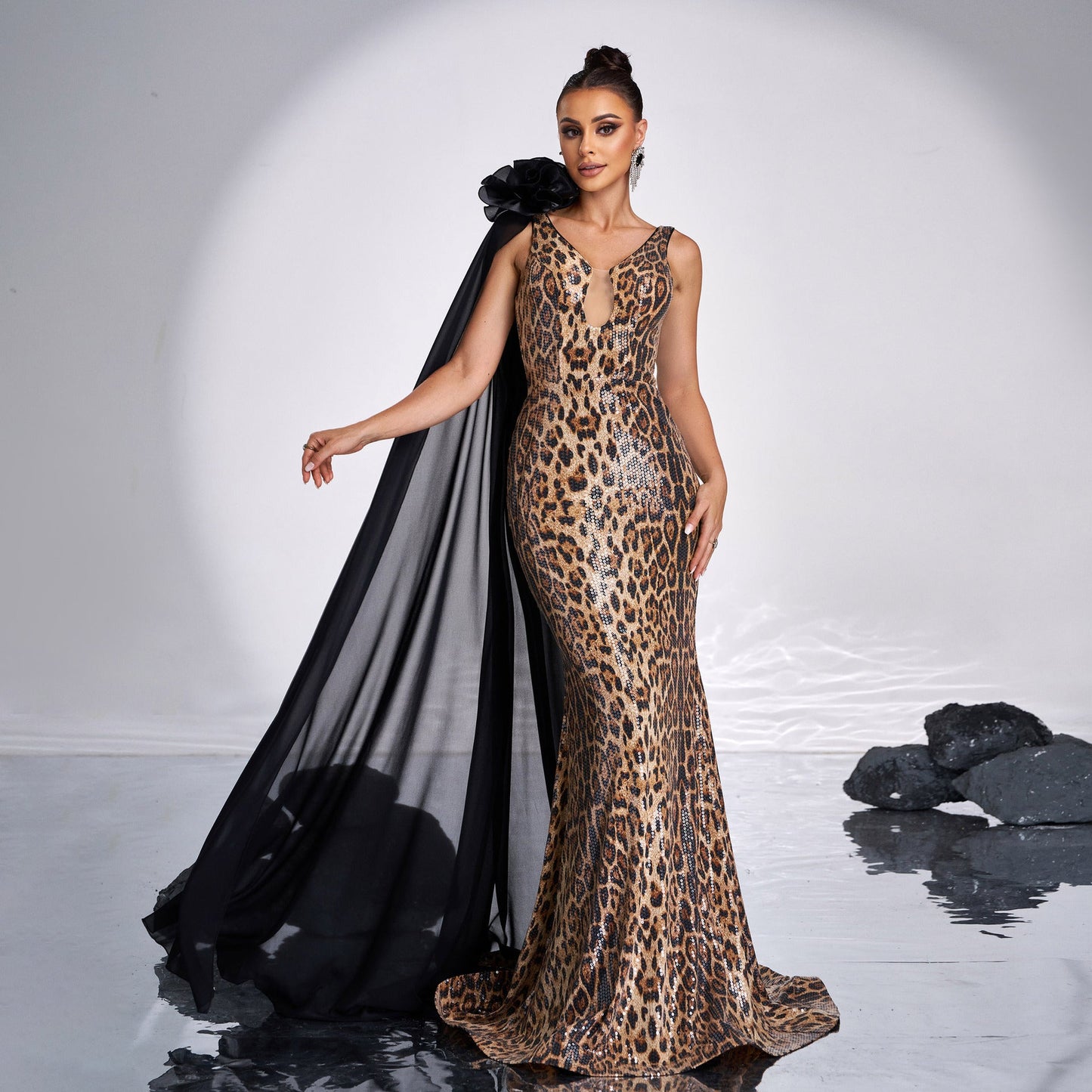 Vestido de noche elegante de alta gama sin mangas con escote en V y lentejuelas largas con cola de pez para dama de honor