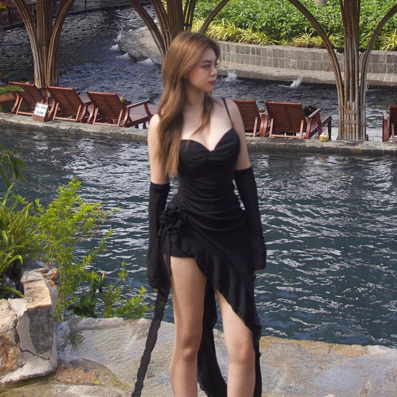 Vestido informal de corte entallado con tirantes, flores y volantes