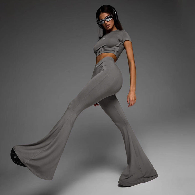 Conjunto deportivo informal básico de dos piezas con top corto de manga corta y pantalones acampanados de cintura alta para yoga