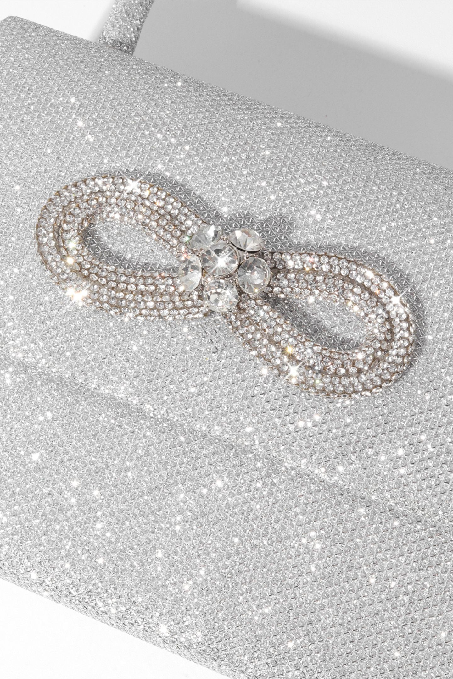 Bolso con asa de diamante y brillo metálico