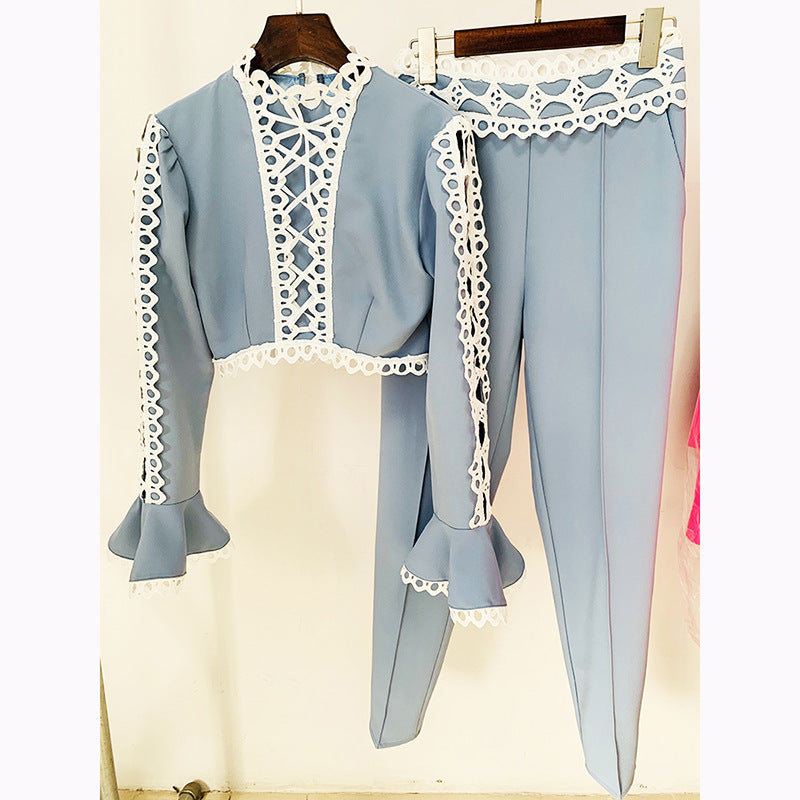 Conjunto de dos piezas de Goods Stars con pantalones ajustados y top corto con mangas acampanadas y encaje calado