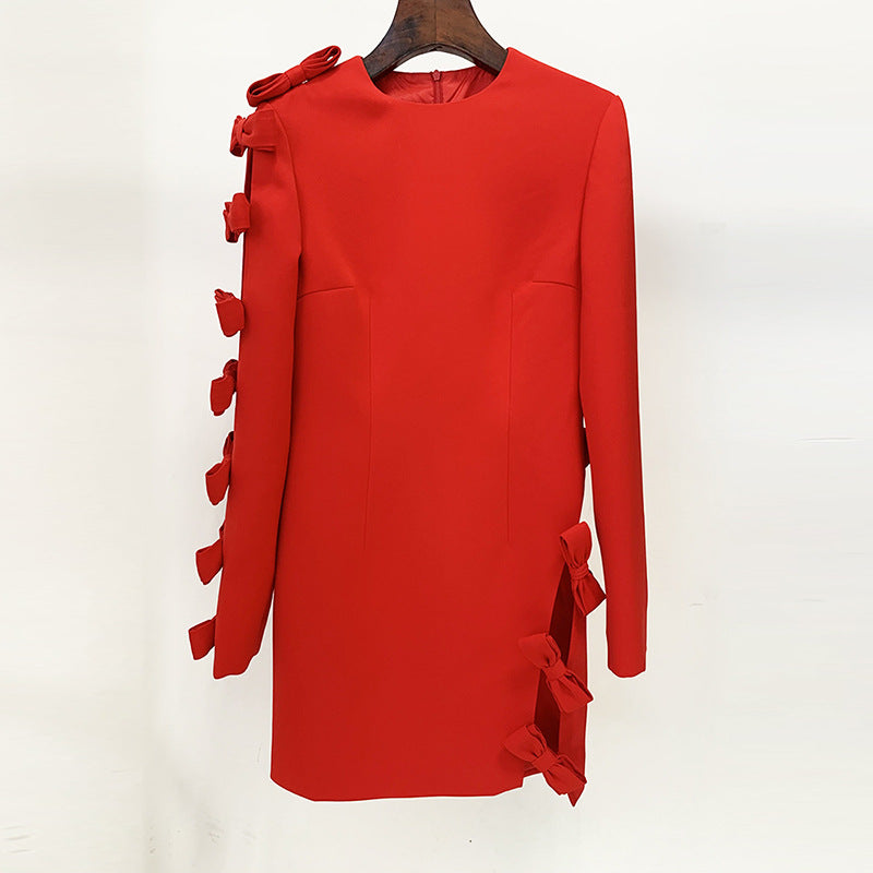 Vestido pequeño asimétrico con lazo y aberturas, con personalidad de estrella de principios de otoño
