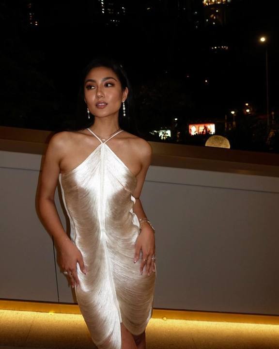 Vestido de moda con borlas, cuello halter y espalda descubierta para primavera y verano