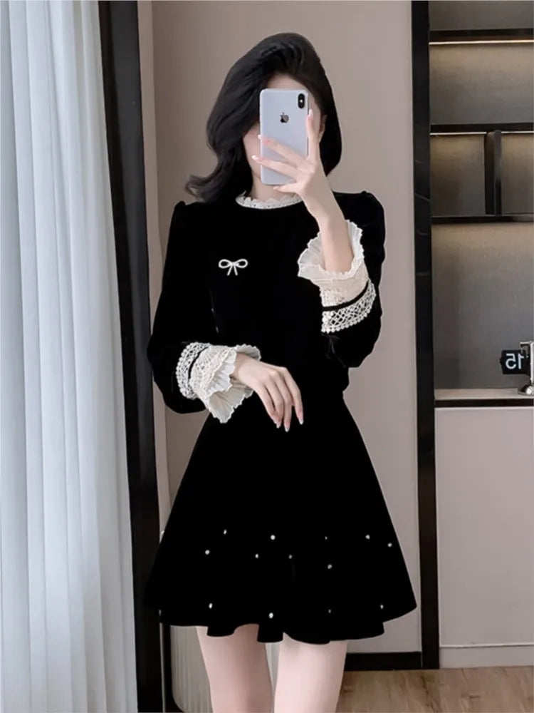 Conjunto elegante de falda de terciopelo de dos piezas para otoño, minifalda con top corto de retazos de encaje de manga larga para mujer, moda coreana Y2K, conjuntos elegantes