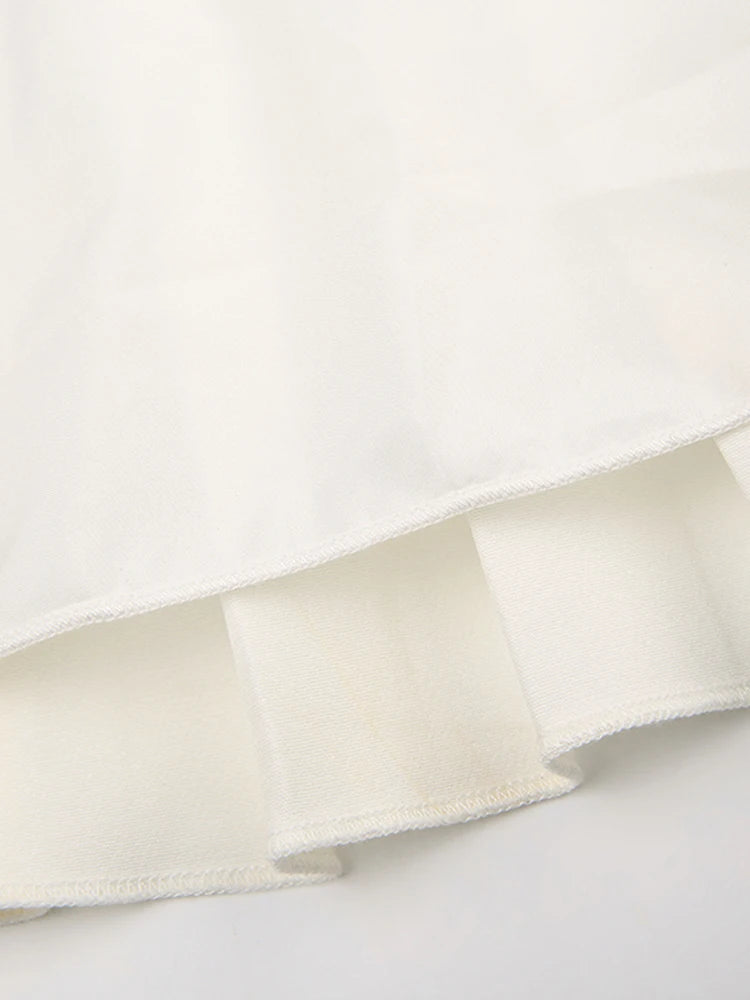 Vestido mini de corte A, plisado, con tirantes finos, estilo francés, blanco, con cierre de gancho frontal y vuelo.