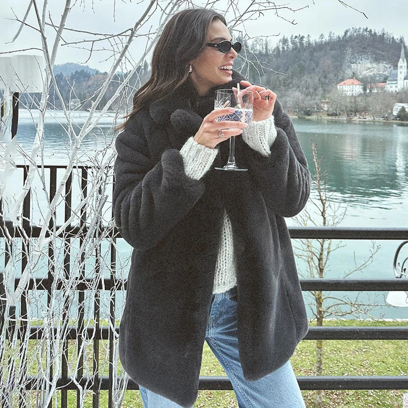Abrigo de piel sintética de conejo para mujer, chaqueta gruesa y cálida de diseñador de marca, abrigo clásico gris oscuro con cuello de piel