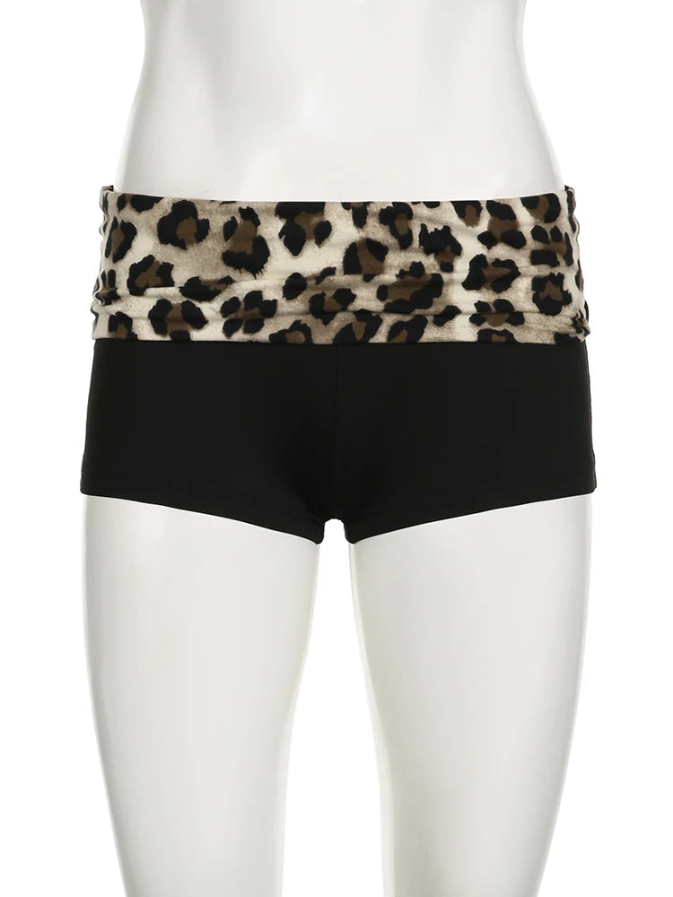 Pantalones cortos ajustados de cintura baja con estampado de leopardo y parches en contraste para mujer. Conjuntos de estilo baddie.