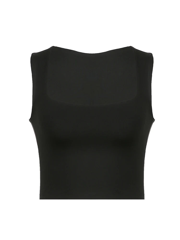 Top corto ajustado con tirantes anchos y cuello cuadrado liso