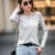 Blusa de estilo primavera otoño para mujer, camisetas informales de manga larga con rayas y cuello en V