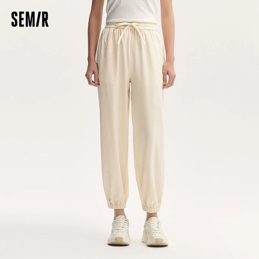 Pantalones casuales para mujer diseñados con un toque de textura. Pantalones cónicos de jacquard con estampado oscuro y un ajuste único y holgado.