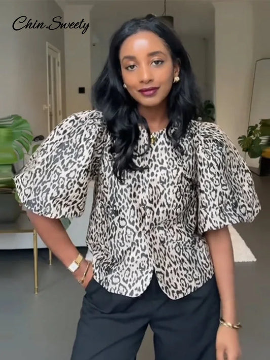Blusas de manga abullonada con estampado de leopardo para mujer, blusas de verano 2025 con cuello redondo, botones sueltos, tops cortos que combinan con todo, ropa de calle de moda para mujer