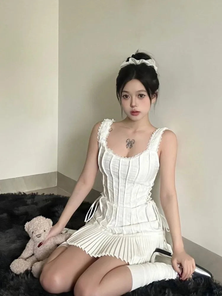 Elegantes vestidos cortos plisados para mujer, verano nuevo, sin mangas, cuello cuadrado, vestido blanco, moda coreana Y2K, vestido de una pieza