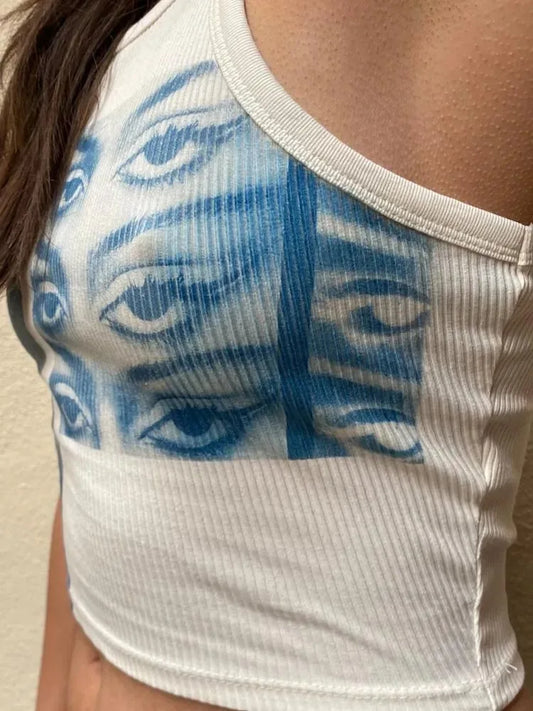 Retrato callejero de chica a rayas, sexy, a la moda, sin mangas, hombros descubiertos, corte entallado, camiseta sin mangas ajustada para bebé, estilo corto Y2K, estética EMO