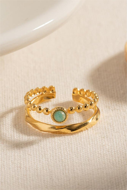 Anillo de metal con piedra natural