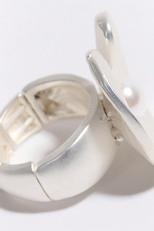 Anillo de metal con forma de flor de perla sintética