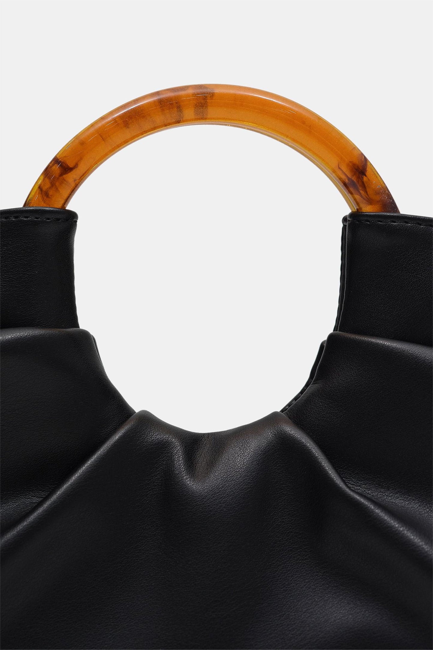 Bolso fruncido con asa acrílica de cuero sintético